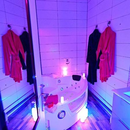 Luxe Sauna Privatif Et Grand Bain Jacuzzi A Deux A Biscarosse Plage Pour Nuit Romantique Avec Decoration Led Et Bougies Biscarrosse Dış mekan fotoğraf