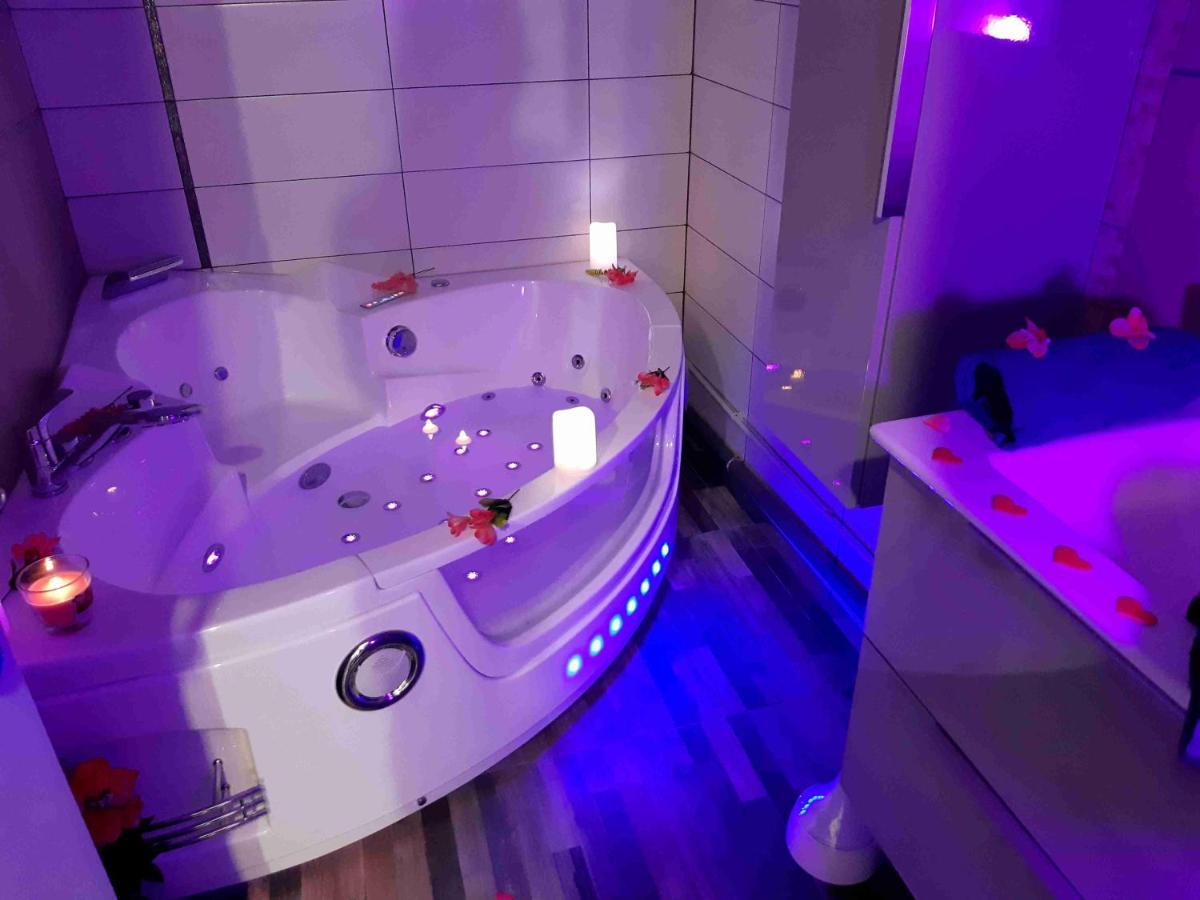 Luxe Sauna Privatif Et Grand Bain Jacuzzi A Deux A Biscarosse Plage Pour Nuit Romantique Avec Decoration Led Et Bougies Biscarrosse Dış mekan fotoğraf