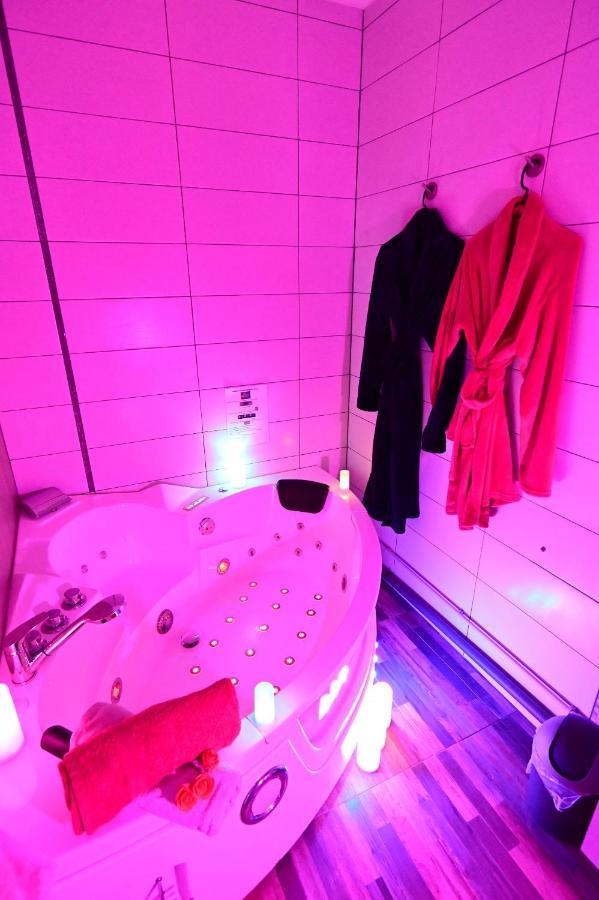 Luxe Sauna Privatif Et Grand Bain Jacuzzi A Deux A Biscarosse Plage Pour Nuit Romantique Avec Decoration Led Et Bougies Biscarrosse Dış mekan fotoğraf