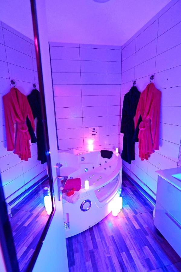 Luxe Sauna Privatif Et Grand Bain Jacuzzi A Deux A Biscarosse Plage Pour Nuit Romantique Avec Decoration Led Et Bougies Biscarrosse Dış mekan fotoğraf