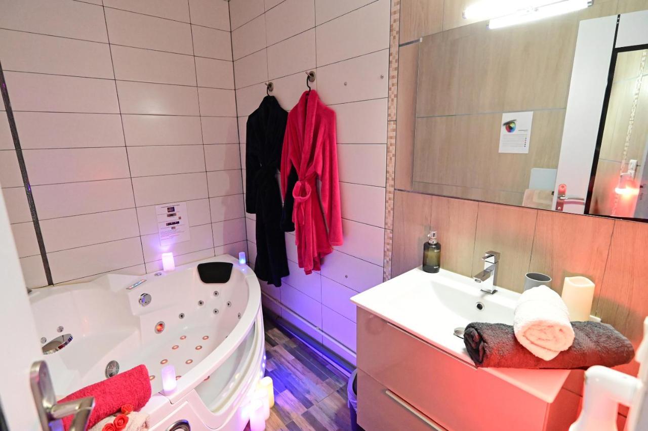Luxe Sauna Privatif Et Grand Bain Jacuzzi A Deux A Biscarosse Plage Pour Nuit Romantique Avec Decoration Led Et Bougies Biscarrosse Dış mekan fotoğraf
